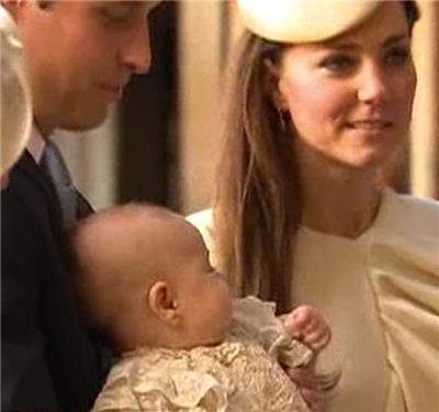 Малыш Георг на руках у папы и рядом с элегантной мамой