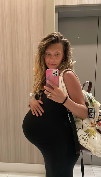 Ребенок — 5 кг! Регина Тодоренко показала фигуру на последних днях беременности