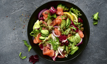 Салат с форелью и огурцом