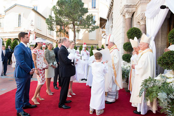 Архиепископ встречает семью монархов у входа в собор