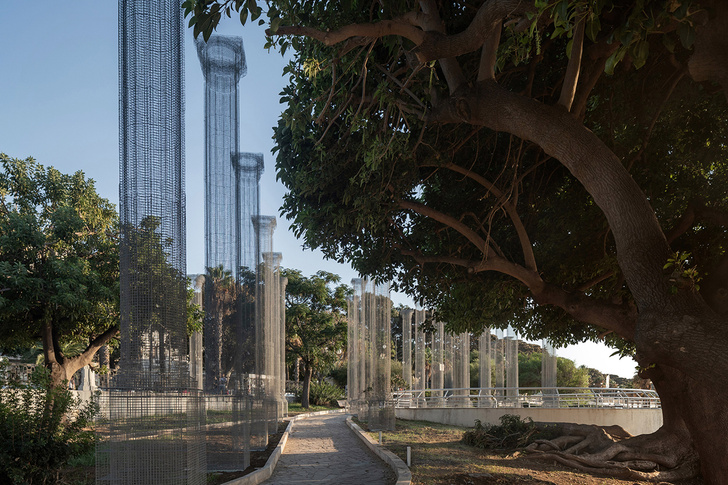 Призрачные колонны в инсталляции Эдоардо Тресольди