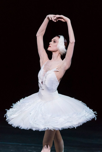 Ульяна Лопаткина балерины у станка на сцене выступление балет