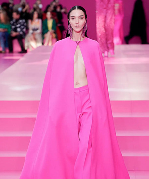 Все о любви: коллекция Valentino FW22 в розовом цвете, разработанном вместе с Pantone