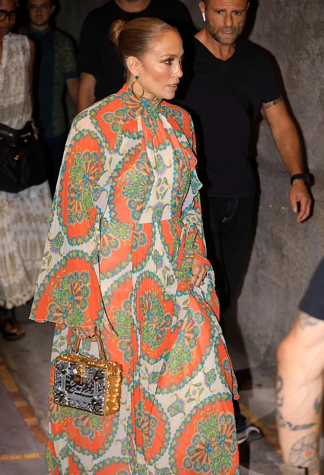 Дженнифер Лопес в платье Etro уверенно возвращает моду на принт «пейсли» и учит его носить
