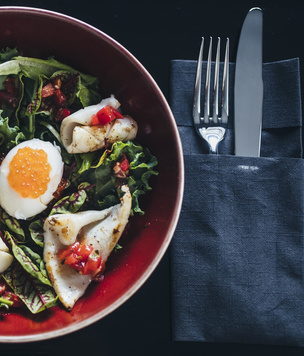 Кухня ELLE DECORATION: салат с кальмарами и яйцом пашот