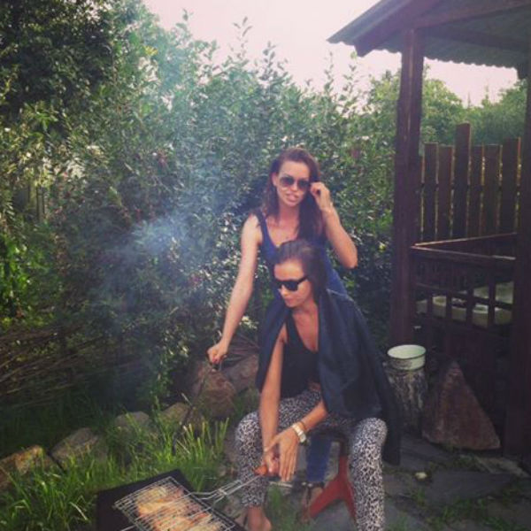 Ирина с сестрой Татьяной жарят шашлыки