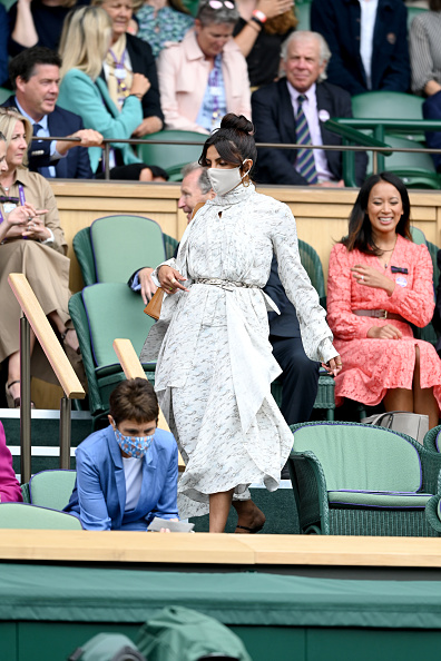 Приянка Чопра в «мраморном» платье на Уимблдоне в компании будущей королевы