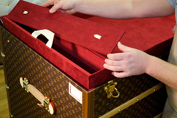 Louis Vuitton создал чемодан для Дианы Вишневой