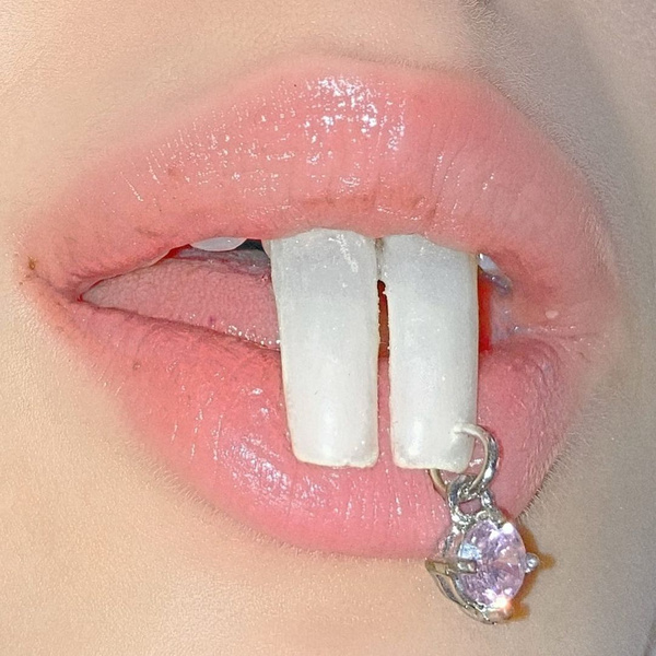 Наращенные зубы со стразами — самый оригинальный зимний микротренд из Инстаграма (запрещенная в России экстремистская организация)