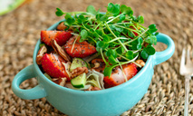 Салат с клубникой и орехом пекан, чтобы удивить гостей 