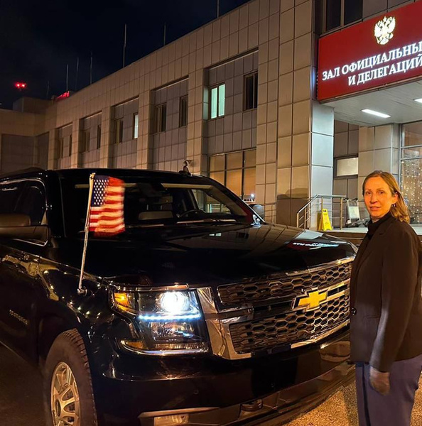 Кешбэк на медовый месяц и первая женщина-посол США в России: главные новости 26 января короткой строкой