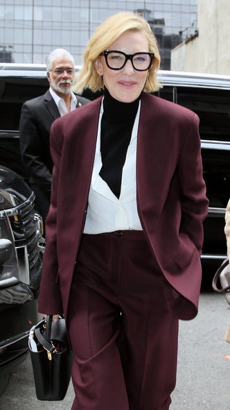 Брючный костюм в мужском стиле и очки — Кейт Бланшет тестирует образ интеллигентной интеллектуалки