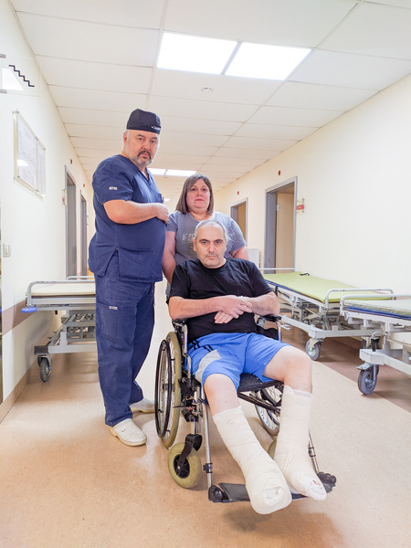 Новосибирские хирурги поставили на ноги мужчину, который 14 лет был прикован к инвалидному креслу
