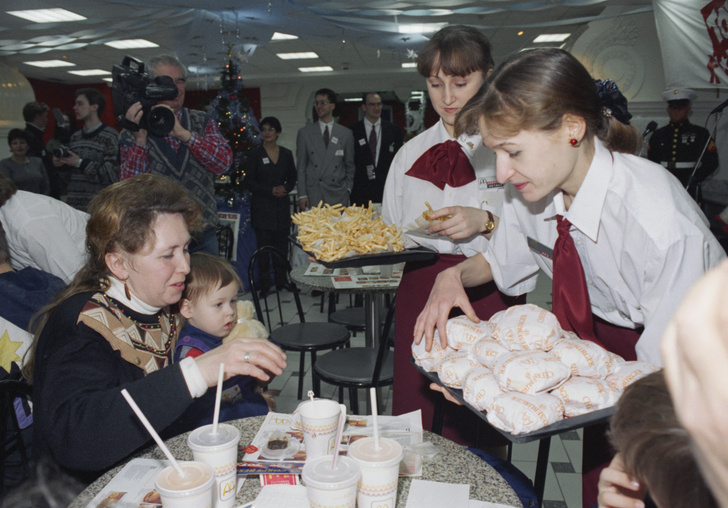 Наряжались, как в ресторан, а Биг Мак ели ножом и вилкой: как в СССР открывался первый Макдоналдс