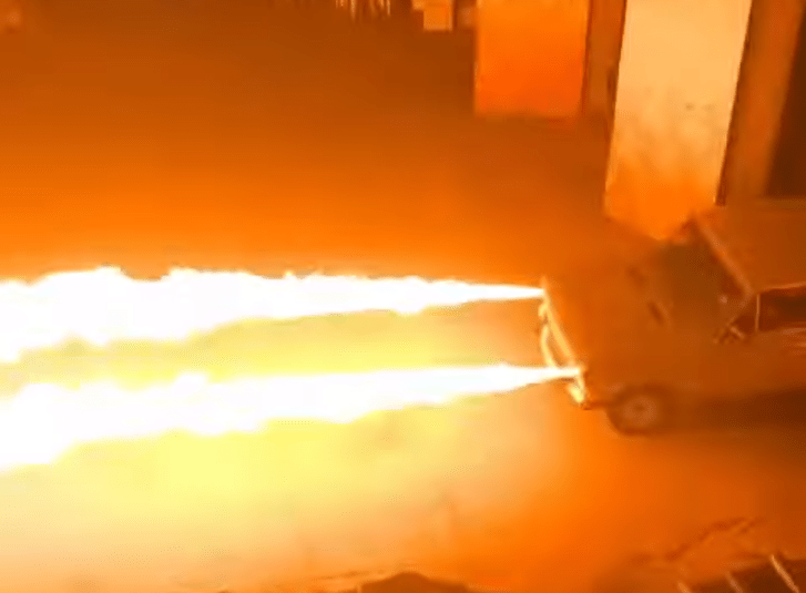 Фото №1 - Краснодарский автомеханик превратил «шестерку» в огнемет (видео прилагается)