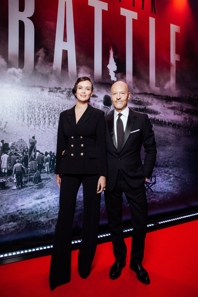 Собчак в смелом наряде, Андреева — в парном образе: звездные пары на премьере «Бондарчук. Battle»