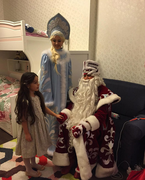 В гости к Марусе пришли Дед Мороз со Снегурочкой