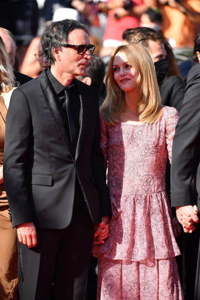 Жизнь после Джонни Деппа: Ванесса Паради с мужем Самюэлем Беншетри на Каннском кинофестивале 2021