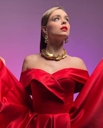 Красное атласное платье и массивные цепи: Маха Горячева показала самый роскошный образ на Новый год 2022