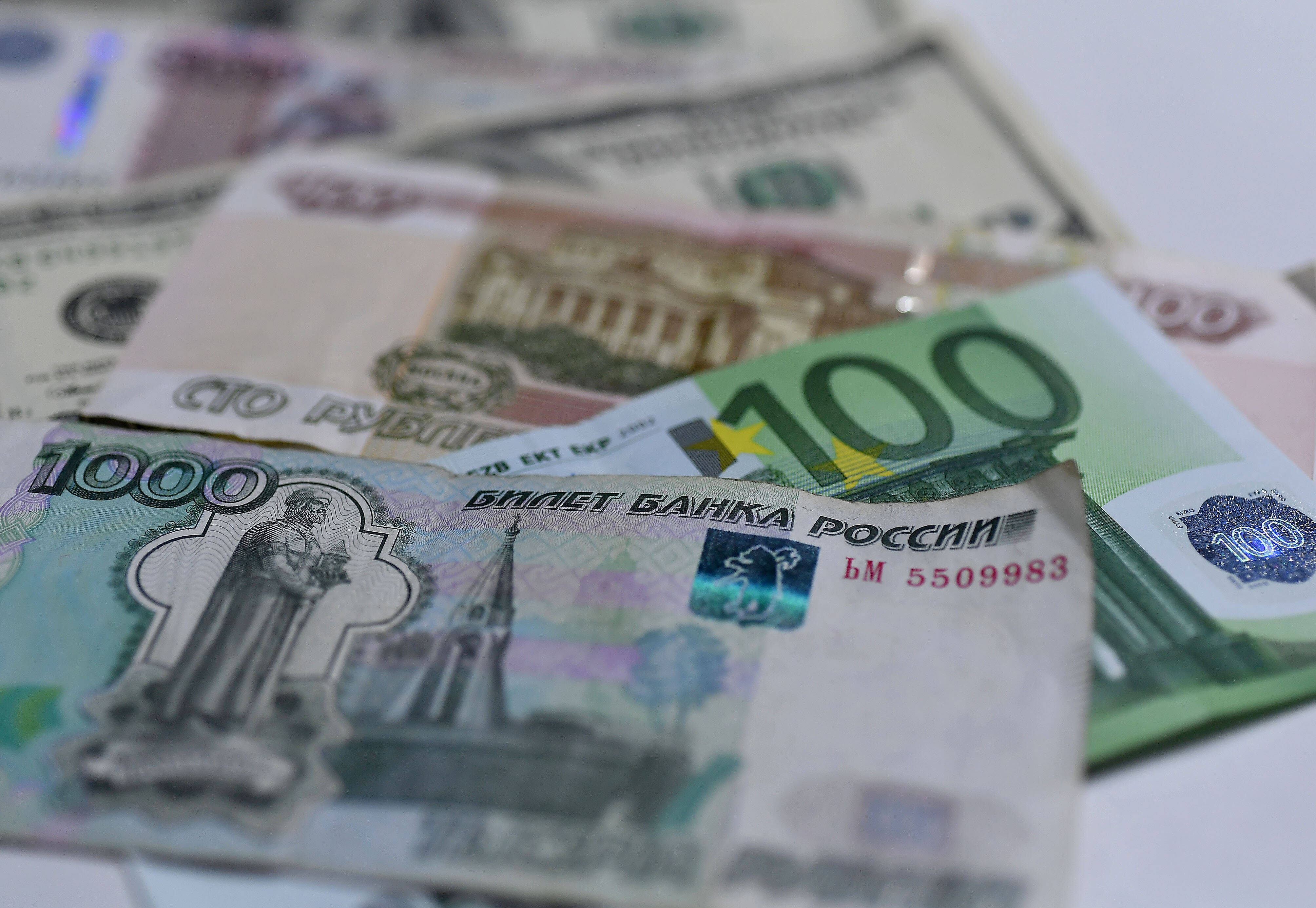 Доллар и евро цена. Доллар и евро. Доллар евро рубль. Доллары в руках. Доллары в рубли.
