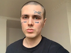 Какой симпатичный! Рэпер Face впервые показал себя без тату на лице