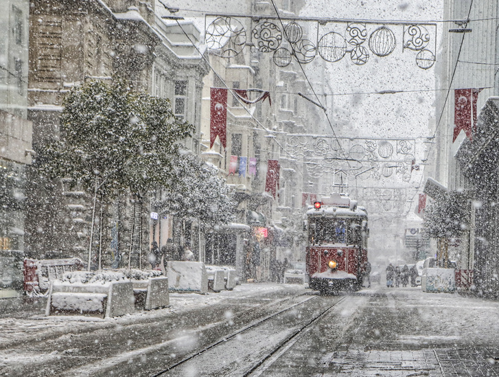 Стамбул засыпало снегом