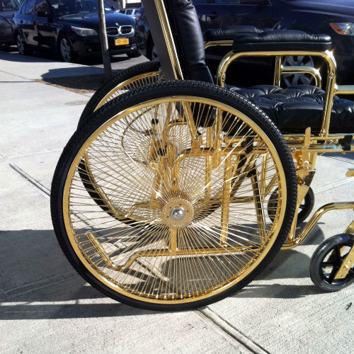 24-каратную инвалидную коляску специально для Гаги создал дизайнер Кен Борохов
