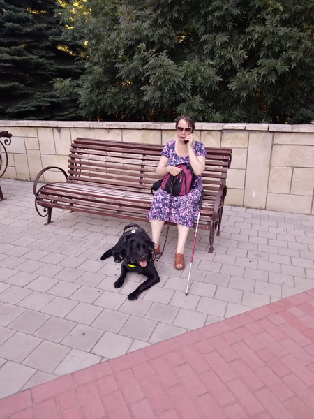 Один день тотально слепой женщины: как жительница Москвы Галина покупает продукты, ходит на педикюр и смотрит YouTube