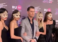 Дава с невестами, блондинка Барановская и Бородина без Курбана: красная дорожка премии RU.TV