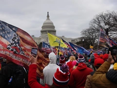 «Мы никогда не признаем поражение»: сторонники Трампа взяли Капитолий штурмом