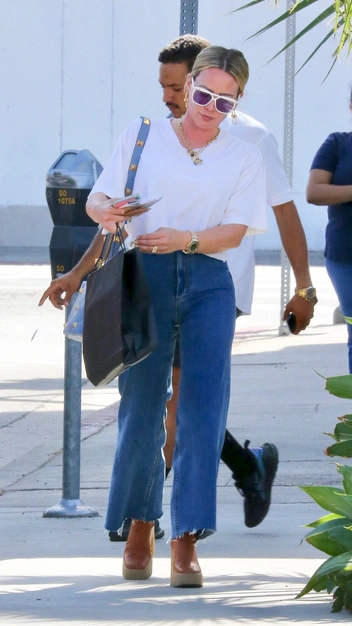 Хиллари Дафф знает простую формулу удачного наряда на каждый день | marieclaire.ru