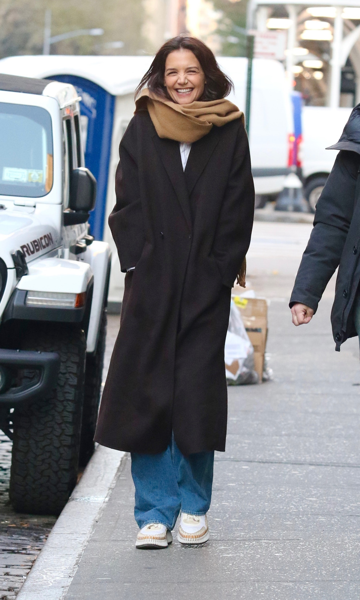 Нью-Йоркская бунтарка: Кэти Холмс в идеальном черном пальто и с пирсингом в носу
