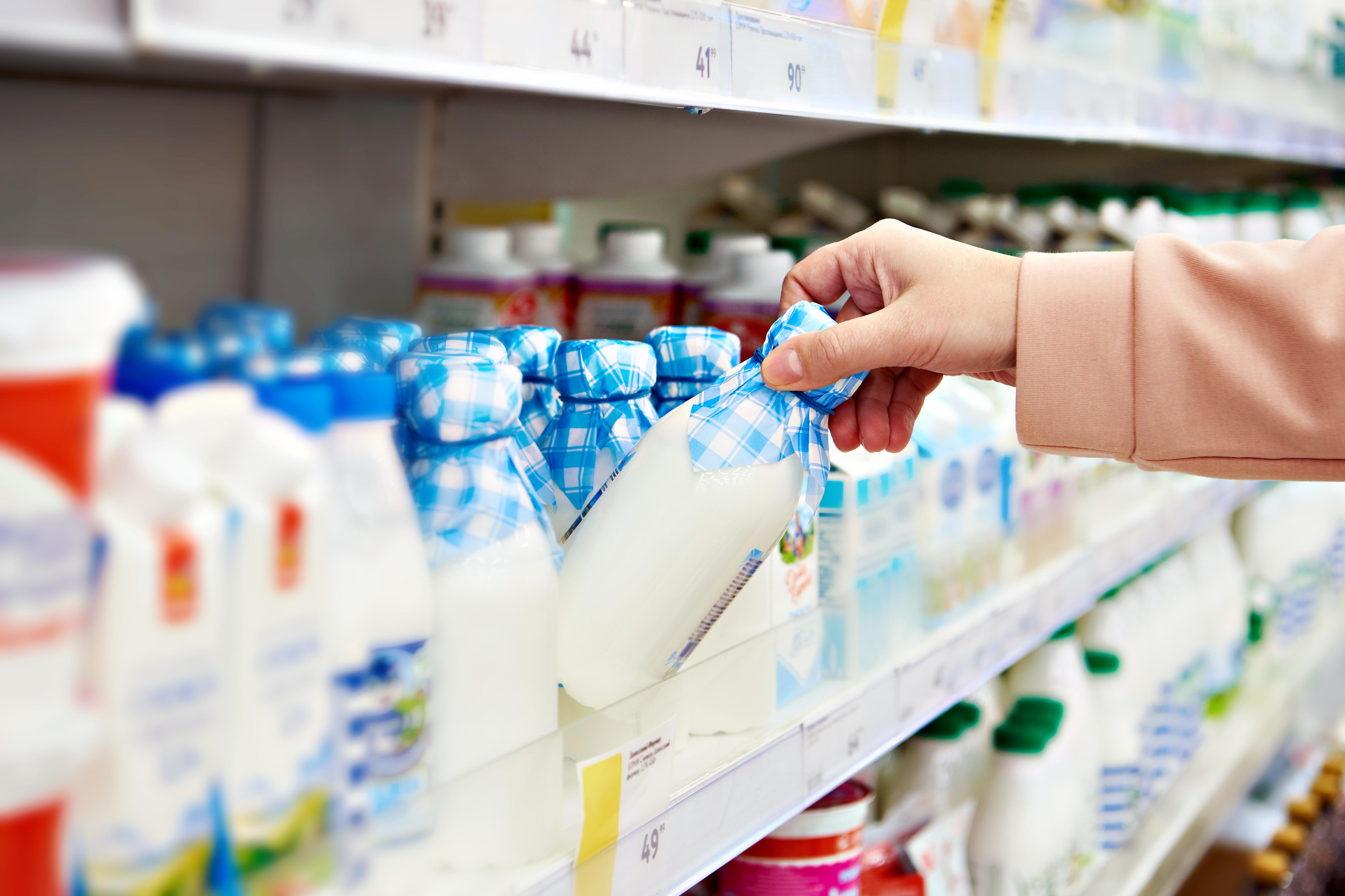 На просроченном молоке можно. Молочные продукты магазинные. Просроченная молочная продукция. Компании молочной продукции в России. Маркировка молочной продукции.