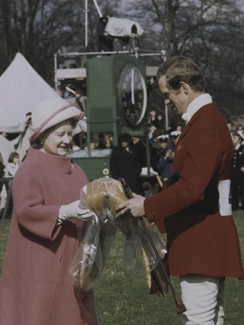 Королева-мать вручает Ричарду Миду награду — седло Whitbread — на соревнованиях в Бадминтоне, 19 апреля 1970