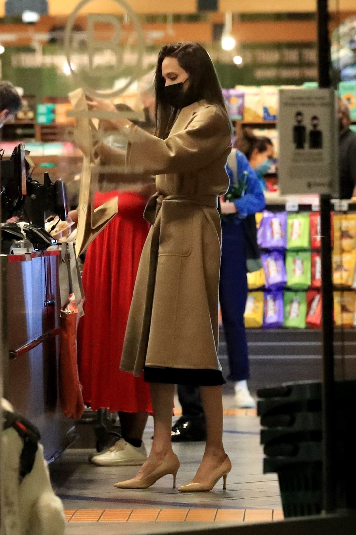 Идеальное бежевое пальто, в котором Анджелина Джоли проводит осень