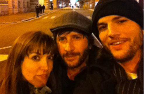 Эштон Катчер выложил в Twitter фотографию с Лорен Скафариа в Риме