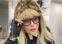 Total black и жемчуга: Алла Пугачева и ее новый «лук» в стиле элегантной классики