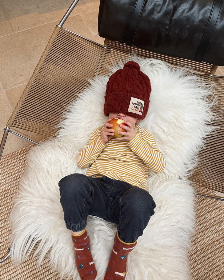 Весь в маму: трехлетний сын Роузи Хантингтон-Уайтли в самой желанной шапке сезона