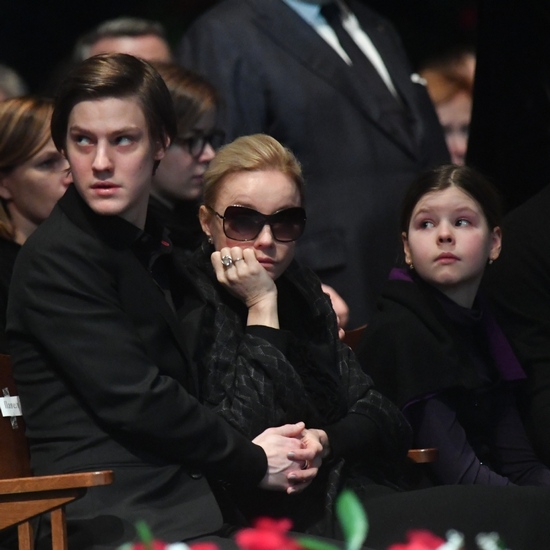 Марина Зудина с сыном Павлом и дочерью Марией на церемонии прощания с Олегом Табаковым