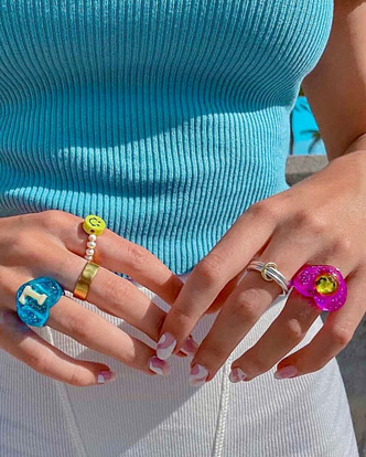 Самый летний тренд: как носить пластиковые кольца, как у Беллы Хадид и Дуа Липы