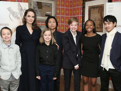 Анджелина Джоли впервые за долгое время вышла в свет со всеми детьми