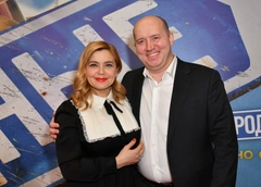 Варнава поет шансон, Пегова льнет к Бурунову, Климова валяется на полу: звездопад на премьере «Родные»