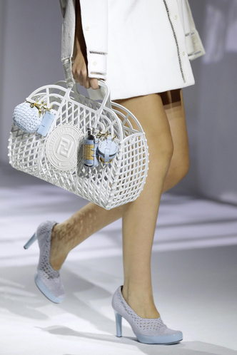 Крупным планом: плетеная сумка Fendi для пляжа