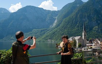 Городок из сказки: как в Австрии попытались отвадить туристов 2-метровым забором, но ничего не вышло