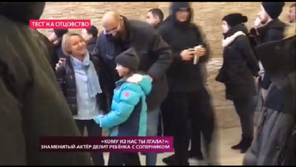Вартанов снял на камеру, как жена и дочь встречаются с актером