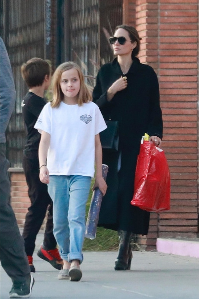 Анджелина Джоли куталась в пальто на прогулке, пока ее дети шли в футболках