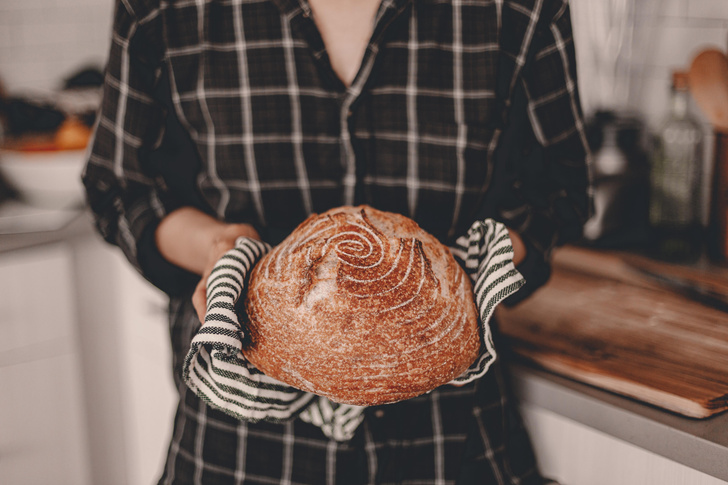 Разбрасываем пшено по дому и печем хлеб: 3 новогодние традиции, про которые все забыли — а они приносят счастье