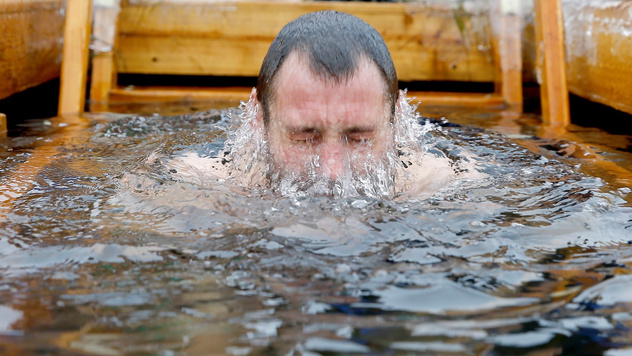Вопросы читателей: почему на Крещение принято купаться в проруби?