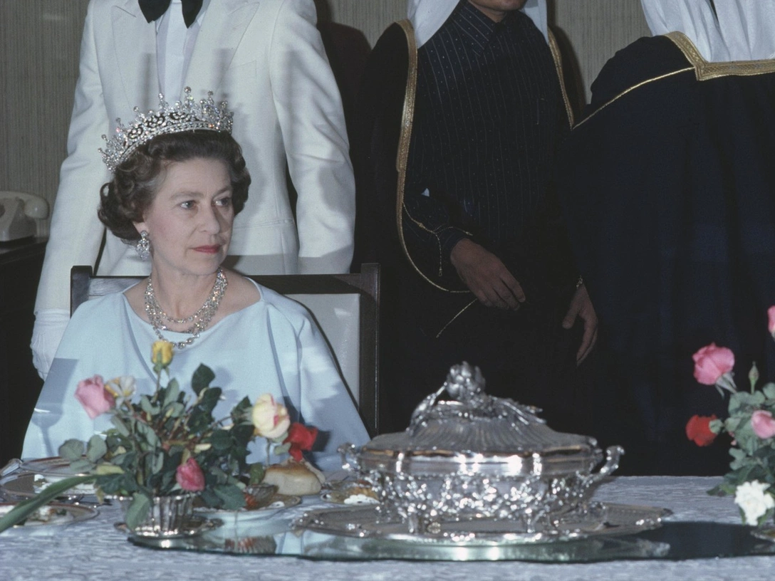 Елизавета II на ужине в свою честь в Катаре, февраль 1979 | marieclaire.ru