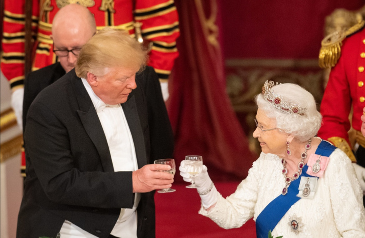 Дональд Трамп допустил непозволительную вольность с королевой Елизаветой II